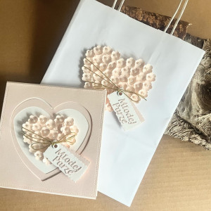 605,kartka na ślub w  pudełku z kwiatowym sercem i torebką