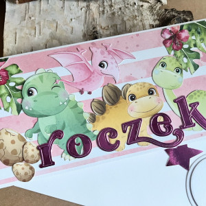 611,Kartka na roczek z dinusiami.