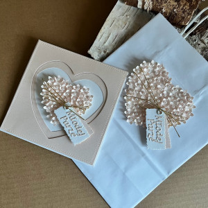 633,kartka na ślub w  pudełku z kwiatowym sercem i torebką