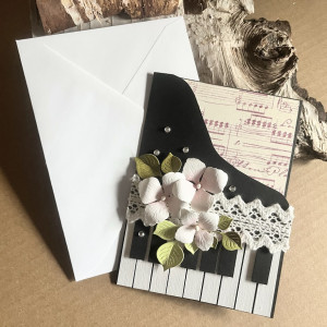 643,Kartka fortepian-urodziny/imieniny