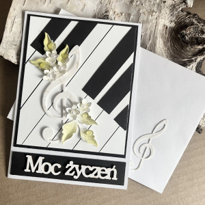 658,kartka urodzinowa z fortepianem