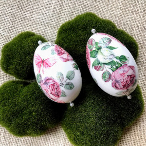 680,Dwa gęsie jajka w pudełku