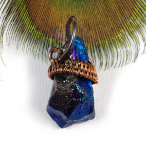 Amulet z kwarcem pokrytym tytanem miedziany