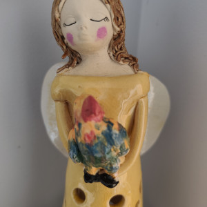 anioł ceramiczny z papugą