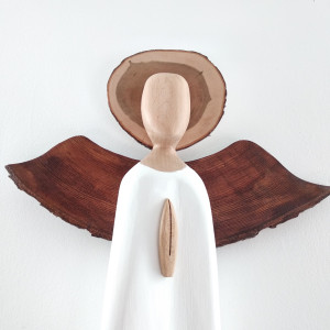 Anioł Cisza – drewniana dekoracja z duszą.