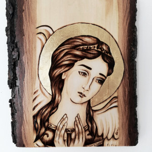 Anioł wypalony w drewnie. Złota aureola.