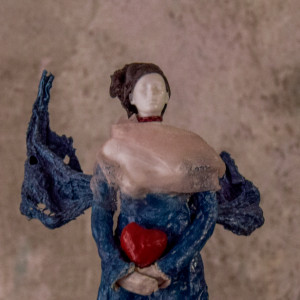 Anioł z Czerwonym Sercem – Dekoracyjna Rzeźba