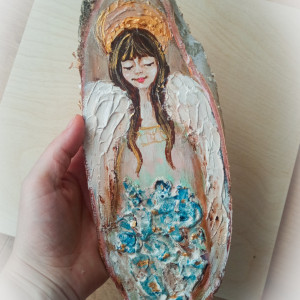 Anioł z kwiatami na drewnie