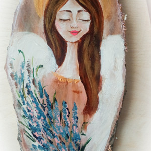 Anioł z wrzosami na drewnie