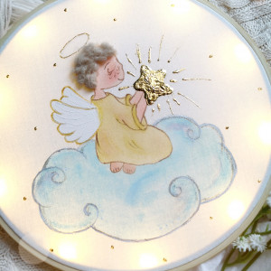 Aniołek klęczący na chmurce, podświetlany obrazek na pamiątkę chrztu