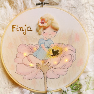 Aniołek wróżka na kwiatku, podświetlana pamiątka dla dziewczynki