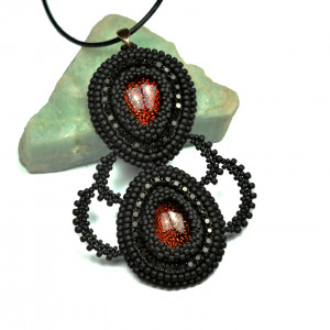 Ardentem, wisior ze szkłem dichroicznym, haft koralikowy