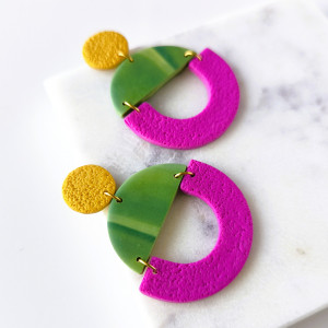 ARTY geometryczne kolczyki z fuksjowym łukiem