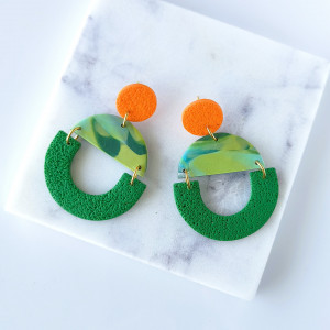 ARTY geometryczne kolczyki z zielonym łukiem