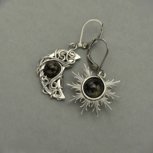 Asymetryczne kolczyki księżyc i słońce obsydian złocisty wire wrapping