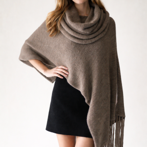 Asymetryczne poncho z frędzlami i oddzielnym golfem, ręcznie wykonane