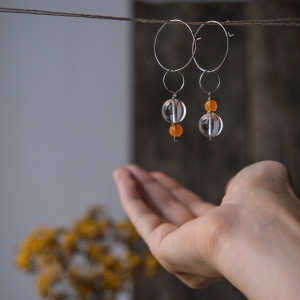 Asymetryczne wieczorowe kolczyki jak diamenty