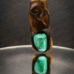 Autorska biżuteria z duszą - wisiorek z malachitem w drewnie orzecha
