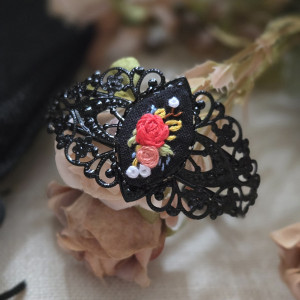 Ażurowa bransoletka z haftem