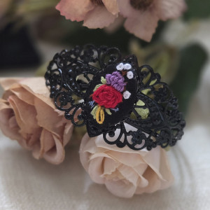 Ażurowa bransoletka z haftem II