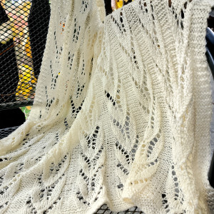 Ażurowy kocyk na drutach