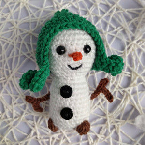 Bałwanek w ciemnozielonej czapeczce