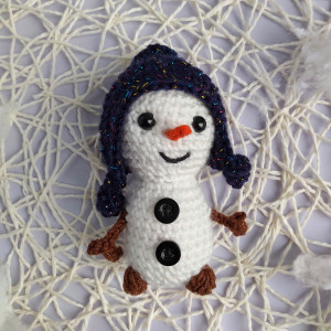 Bałwanek w granatowej czapeczce