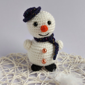 Bałwanek w granatowym kapeluszu