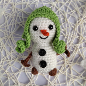 Bałwanek w jasnozielonej czapeczce