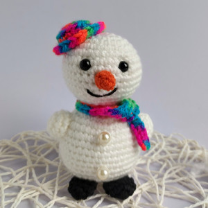 Bałwanek w kolorowym kapeluszu