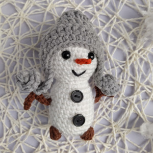 Bałwanek w szarej czapeczce