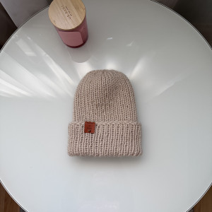 Beżowa wełniana czapka oversize z szerokim wywinięciem