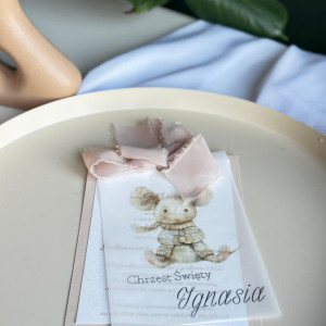 Beżowe zaproszenie na Chrzest ze zwierzątkiem