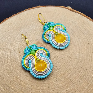 Beżowo-kolorowe  kolczyki sutasz