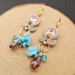 Beżowo kolorowe kolczyki sutasz z kryształkami 9