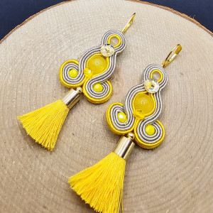 Beżowo-żółte kolczyki sutasz z chwostami.