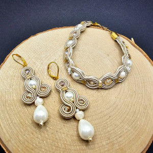 Beżowy komplet sutasz