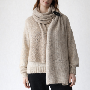 Beżowy pulower z szalikiem wykonany z alpaki, jedwabiu i wełny