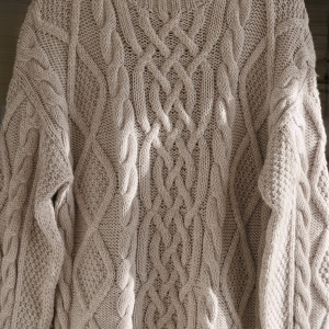 Beżowy pulower z wełny merino