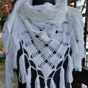 Biała chusta z frędzlami