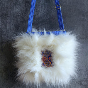 Biała futrzana torebka na ramię z niebieskim środkiem