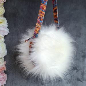 Biała futrzana torebka na remię