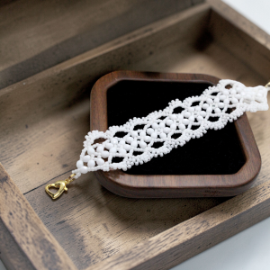 biała koronkowa bransoletka z kryształkami