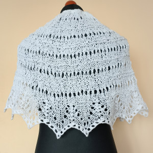 Biała pelerynka, klasyczny dodatek do komunijnego stroju