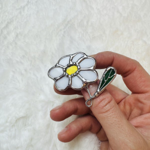 Biała szklana Broszka  kwiat "Stokrotka" Witraż Boho styl