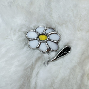 Biała szklana Broszka witrażowa "Stokrotka" Witraż Prezent dla niej