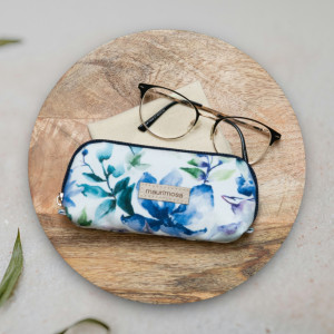 Białe etui na okulary w niebieskie kwiaty