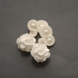 białe kolczyki / klipsy sutasz z kwiatkiem 4