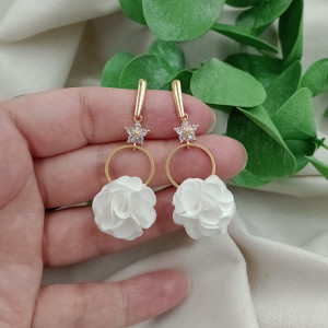 Białe kolczyki kwiaty wesele komunia chrzciny przyjęcie