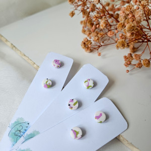 Białe kółka z różem i pistacją